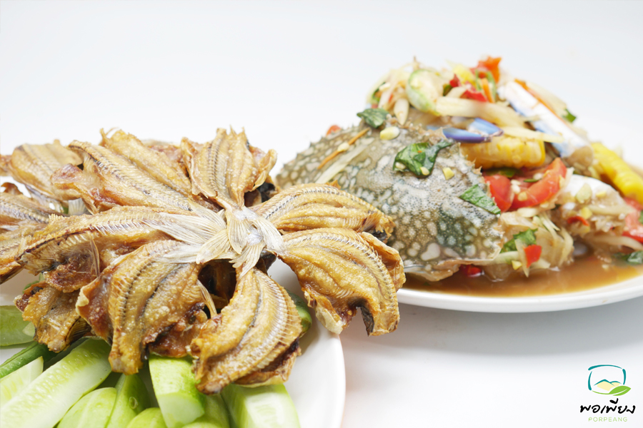 ตำปูม้าทานคู่กับปลาหัวโม่งแห้งทอดกรอบ